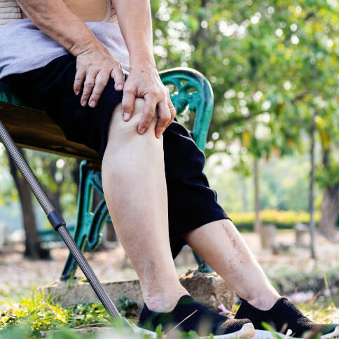 Woman with knee pain | Peripheral Artery Disease Treatment
